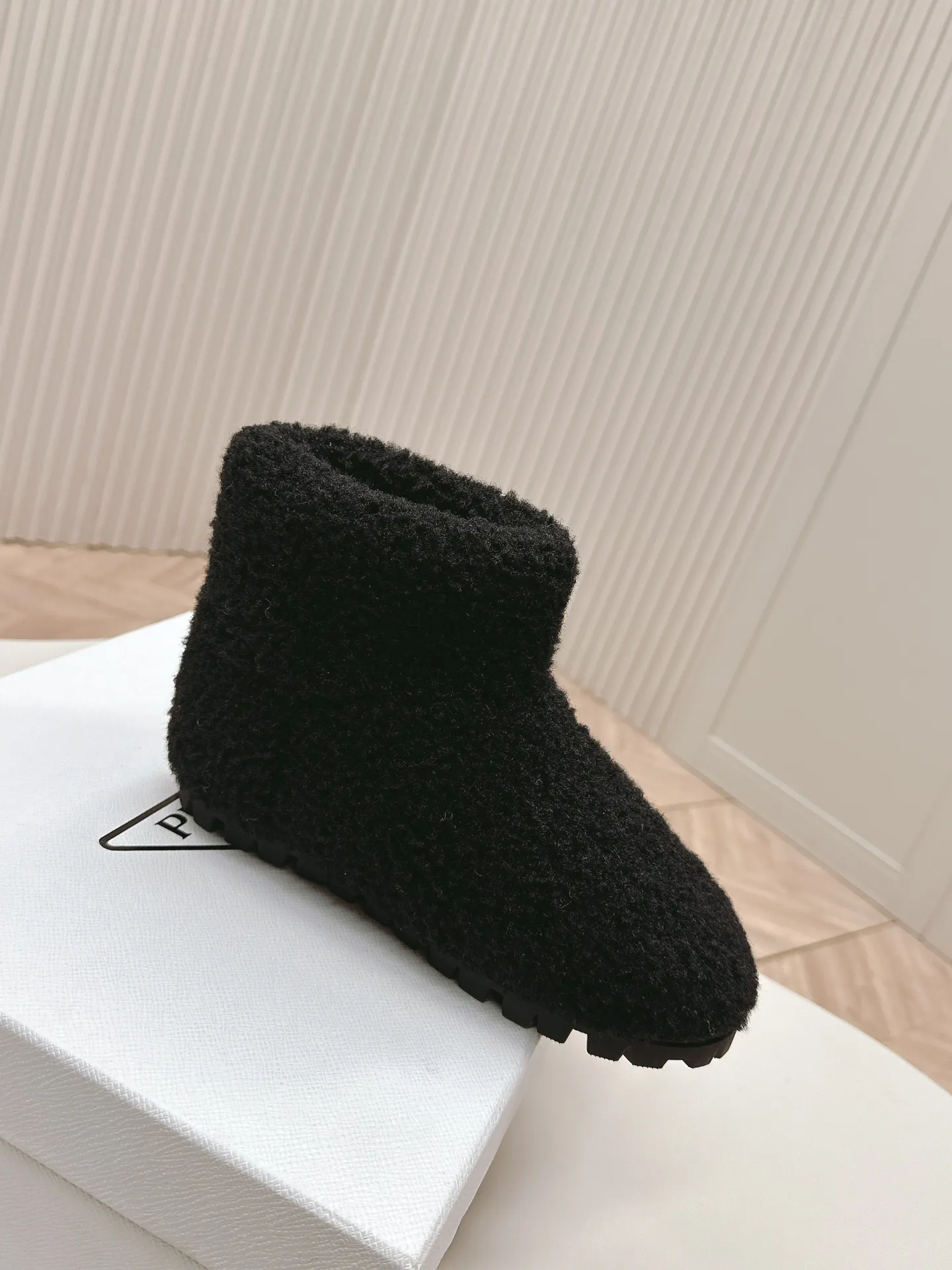 👟👟Ex-factory price 560👟👟 Prada prada24 autumn and winter furry short boots snow boots． The classic triangle buckle is comfortable, cute, cute, fashionable, elegant and versatile. The wool is comfortable and soft, awakening the warmth of autumn and winter. Let you walk comfortably from morning to night. You can easily manage the changing seasons. Wool, original outsole! 35-40 yards